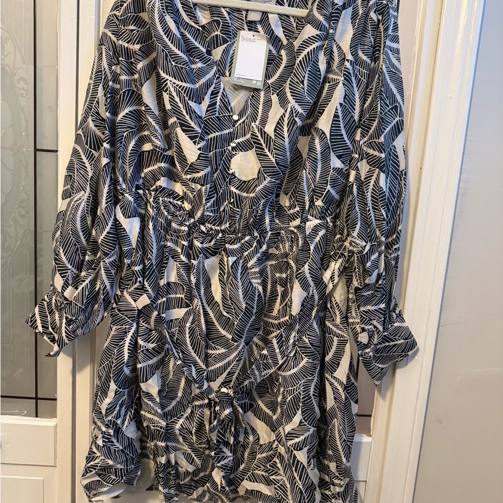 H&M Black and White Leaf Print Long Sleeve Dress